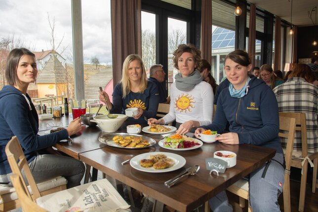 Mitarbeiter beim gemeinsamen Mittagessen am Standort in Sprögnitz.  | © SONNENTOR