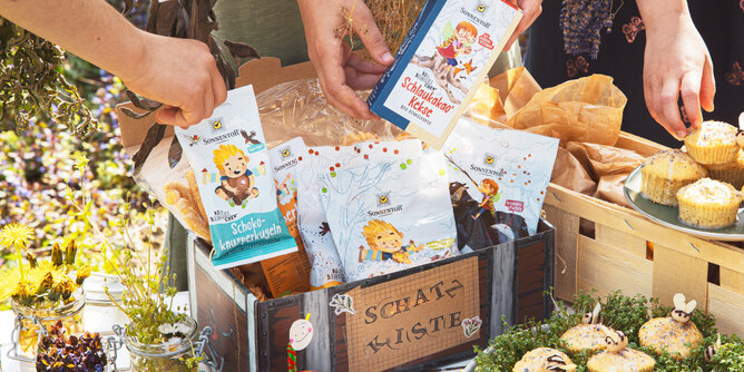 Kindergeburtstag | © SONNENTOR Auf dem Foto sieht man eine Schatzkiste die mit allerlei SONNENTOR Snacks gefüllt ist. | © SONNENTOR